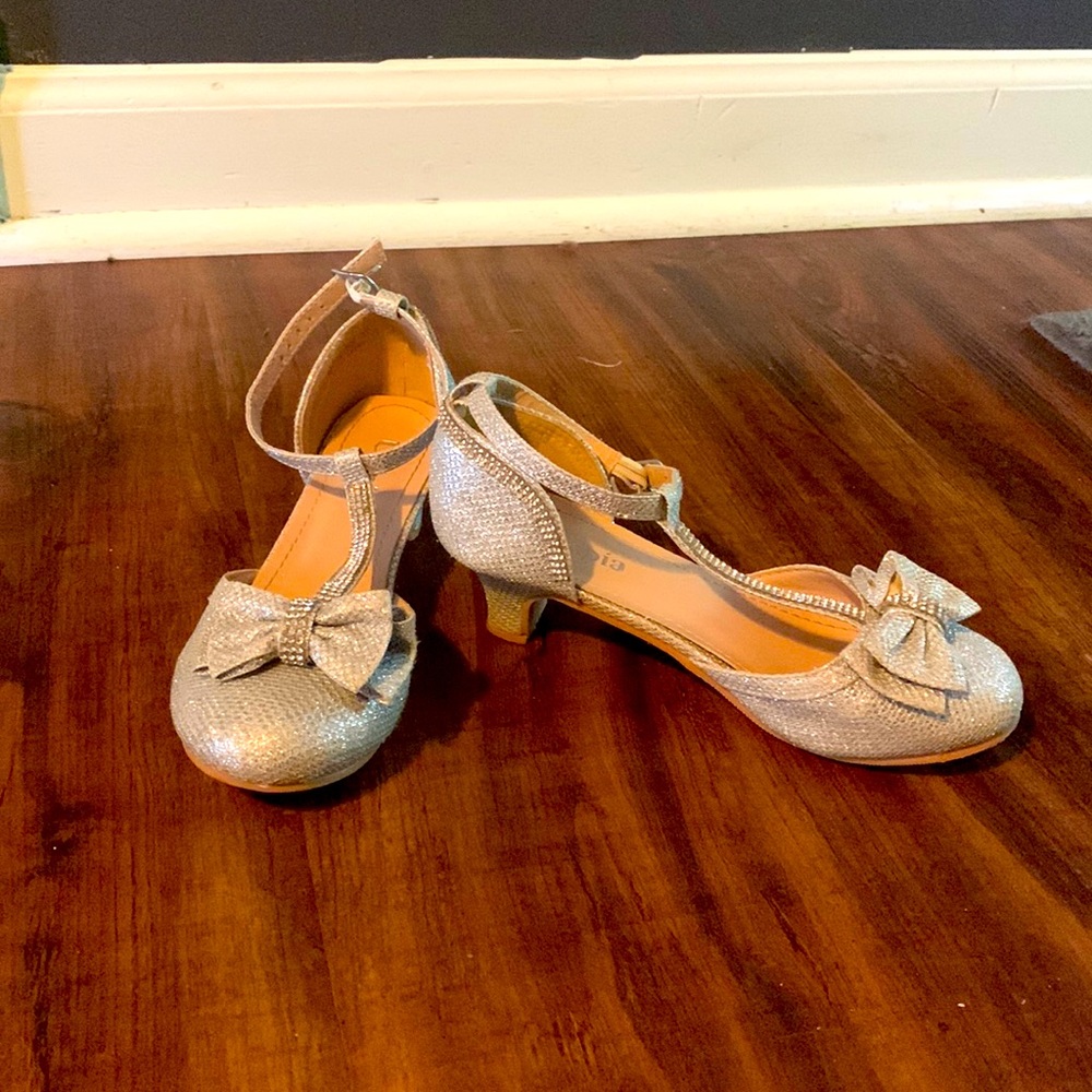 Beautiful Utopia girls high heals